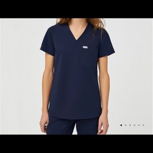 Figs wear scrubs - Catarina™ One-Pocket Scrub Top in Navy